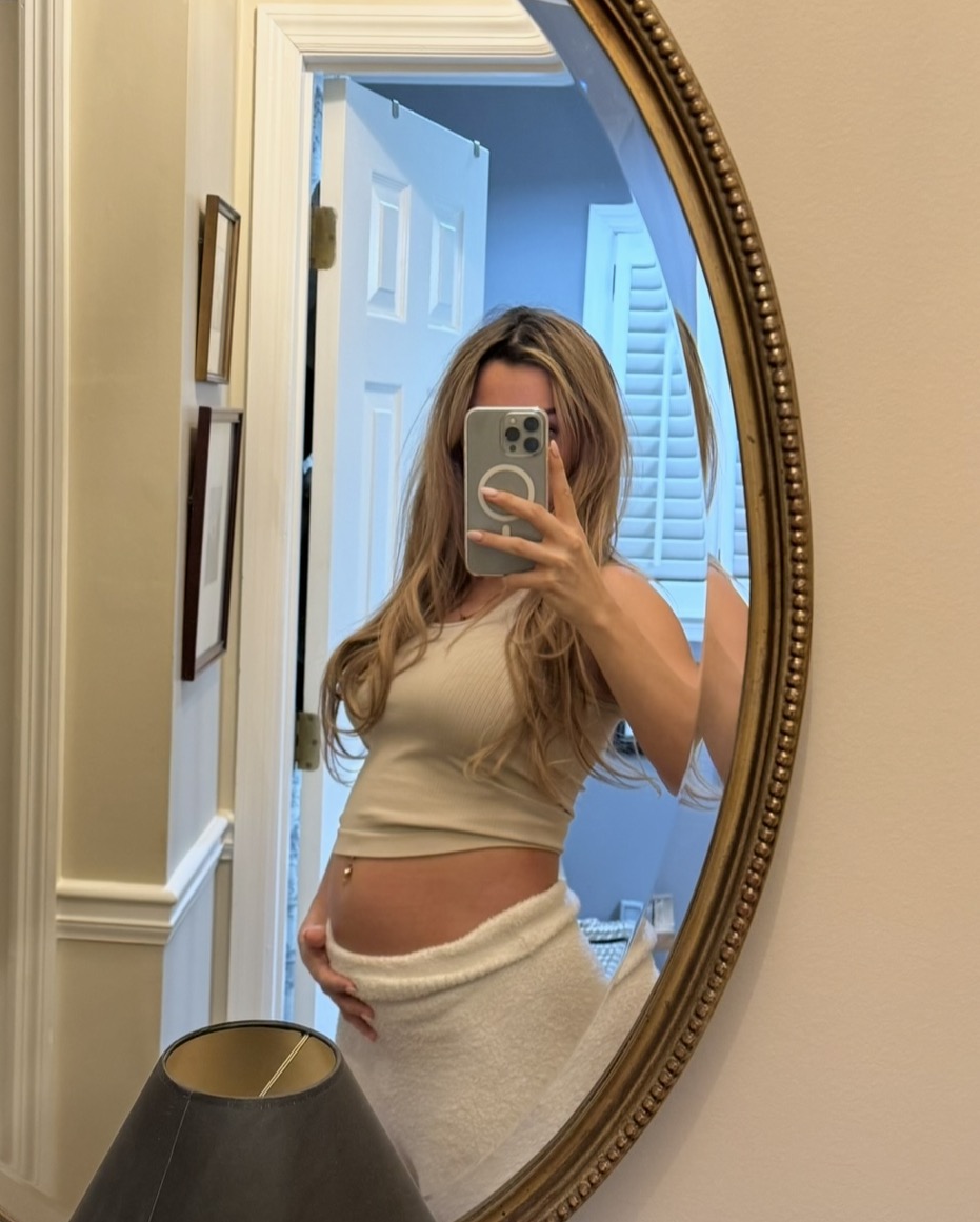 Maya - Mirror selfie